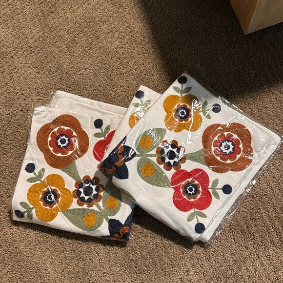 Pair of Hand Needlepoint Floral Pillow Covers! 🌺 - Picture 2 of 3